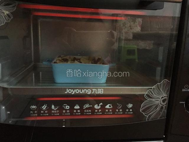 弄好后放入烤箱 烤盘中加入适量温开水 隔水加热。烤箱提前预热180摄氏度。 烤三十分钟待布丁液凝固即可