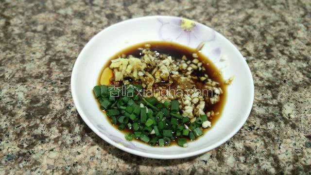 葱蒜香菜切碎，加入酱油、白糖、醋调成酱汁。