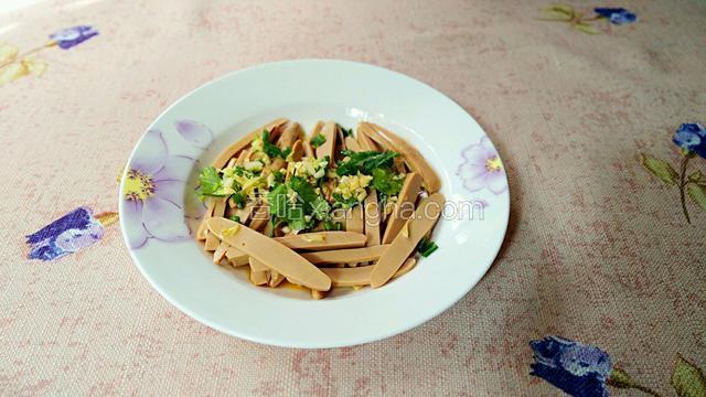 浇上热油即可食用。