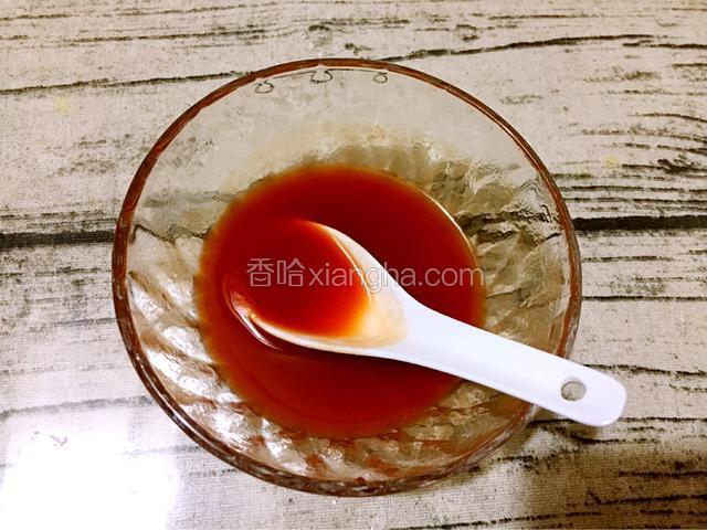 取一个碗：加入番茄酱、盐、清水调成酱汁备用