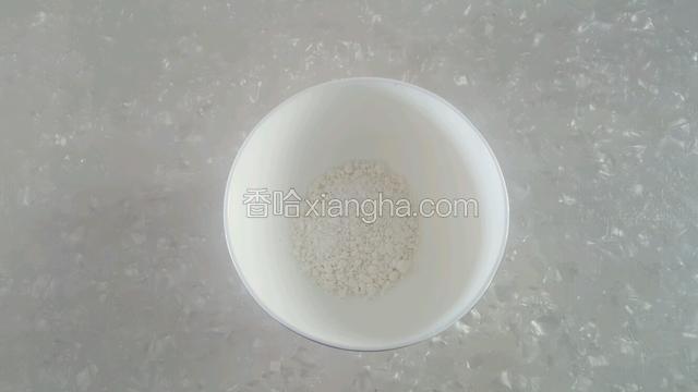 取玉米淀粉放入碗中，用两倍的水稀释开。