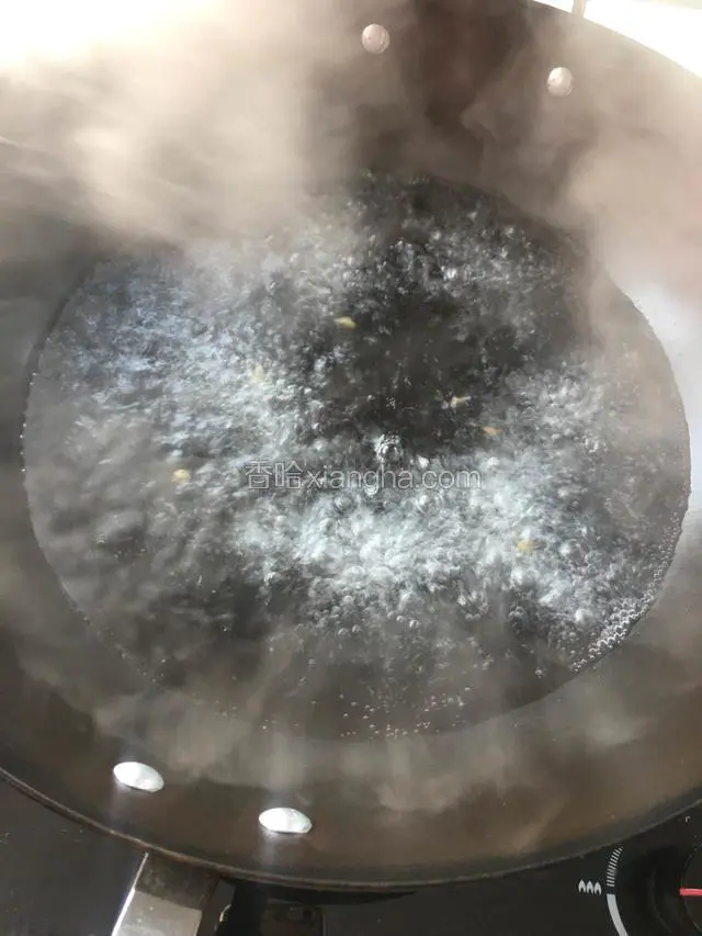 锅烧热水放少量的姜丝
