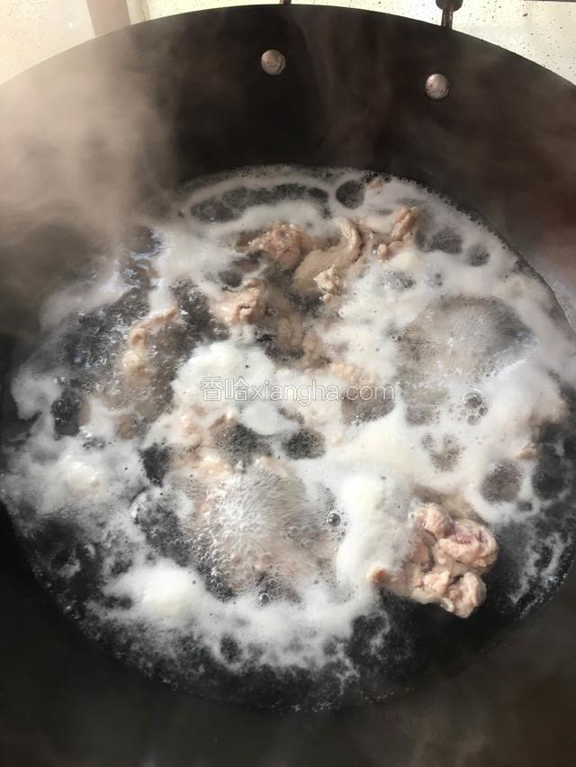 水开后放入瘦肉（水开后捞干净上面浮沫）