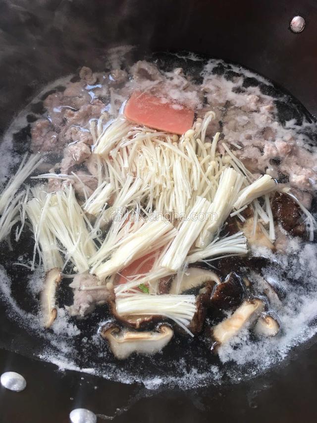 汆肉烧开加入金针菇香菇火腿