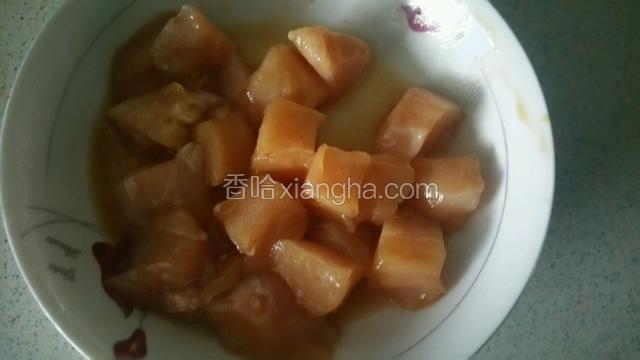 鸡胸肉切小块加入少许蚝油，盐，料酒抓拌匀腌制10分钟入味