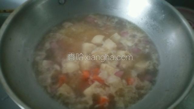加入适量的水大火烧开撇去浮沫后转中小火炖15分钟左右