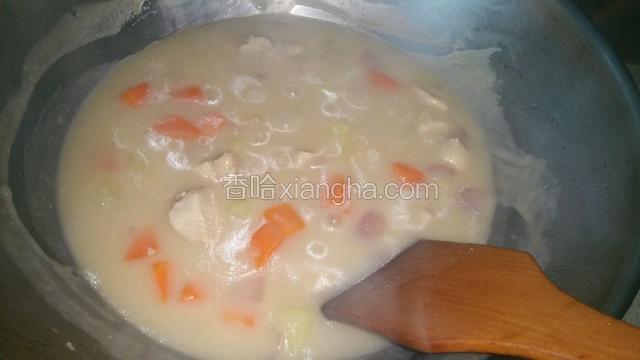 加入调料块后搅拌至调料块充分溶解，小火煮3分钟左右入味汤汁浓稠后即可关火
