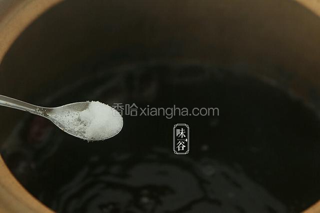 出锅前调入食盐即可。