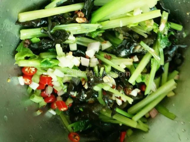 将食材一起放入碗里，添加盐，生抽，鸡精和辣椒，搅拌均匀。