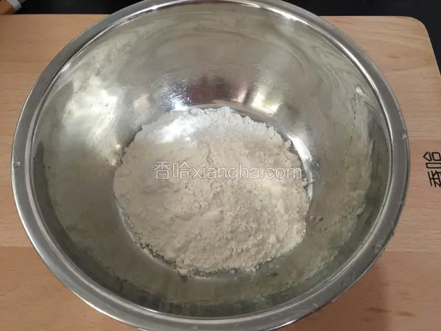 把面粉倒入干净的碗里。