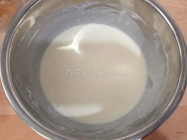 分次加入适量的清水调成面糊，面糊不要太干也不要太稀，滴落成线状即可。