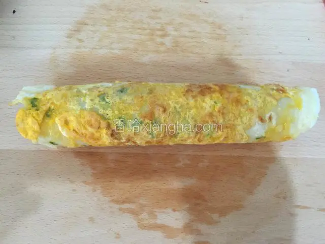由下往上卷好切段就可以开吃了。