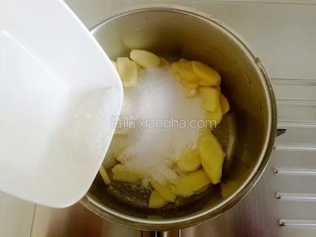 泡好的姜片放入煮锅中，加入白糖。