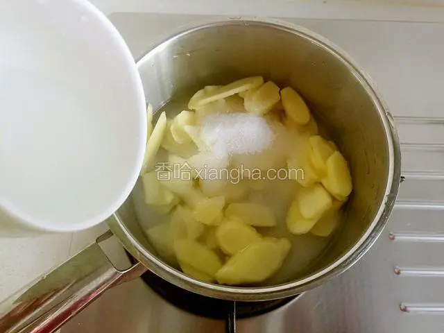 加入半杯清水。