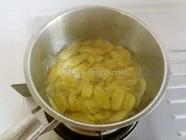 大火煮沸后改小火熬煮，把加的水分以及姜里面的水分都熬出来。