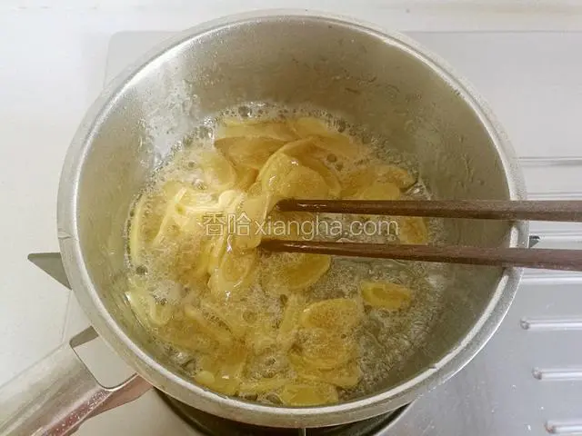 熬到锅中糖浆可以拉丝的状态迅速关火(整个熬煮过程大约30分钟左右)。