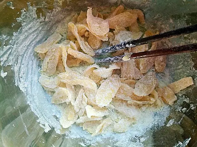 一直炒到糖酱都出沙，粘连姜片上，成为干干糖沙的状态，就可以停止翻炒，然后自然晾凉就可以啦。