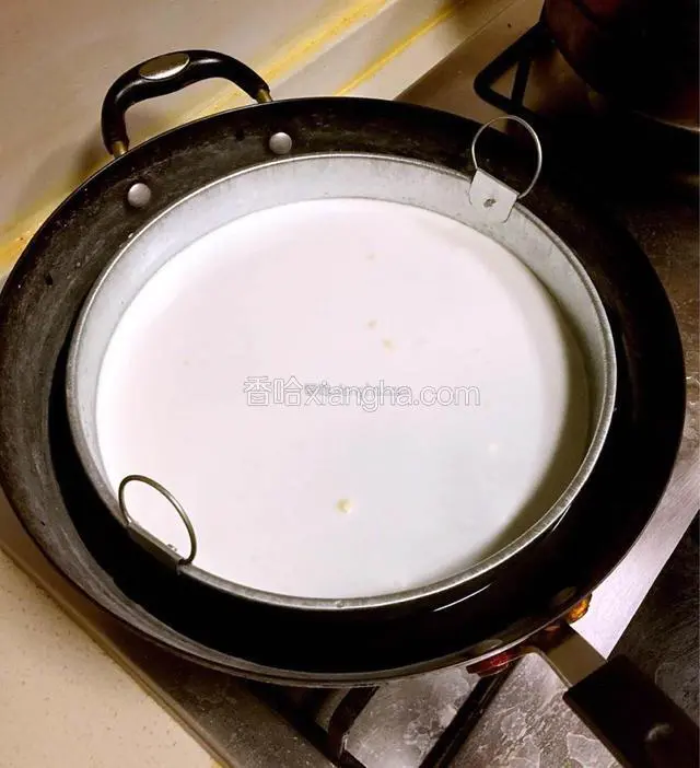 舀一勺面糊倒进面皮锣锣，在锅内的水烧开之后，放进去蒸。面皮的薄厚跟舀的面糊的多少有关系，自行控制，面皮放锅里之后盖锅盖！