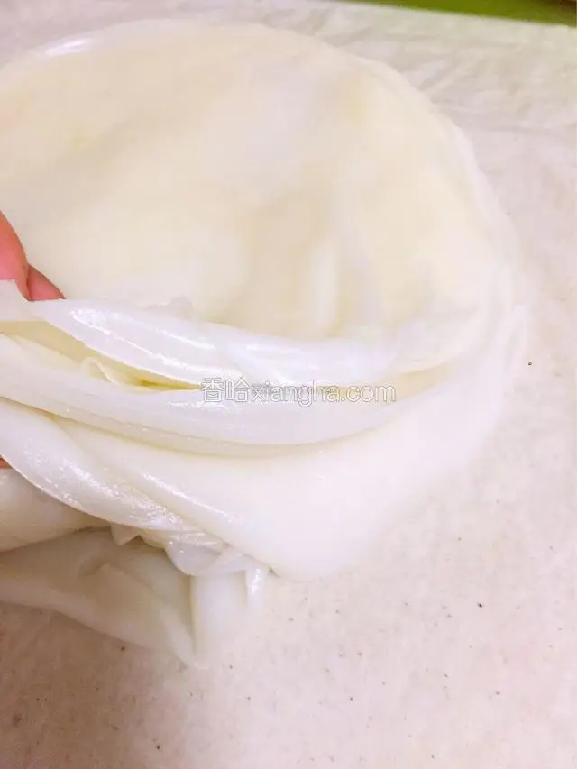 一个一个摞起来就好了，怕沾点话，可以适量摸些油！我没有弄，也不沾！摊完，用保鲜膜包起来，不会干！