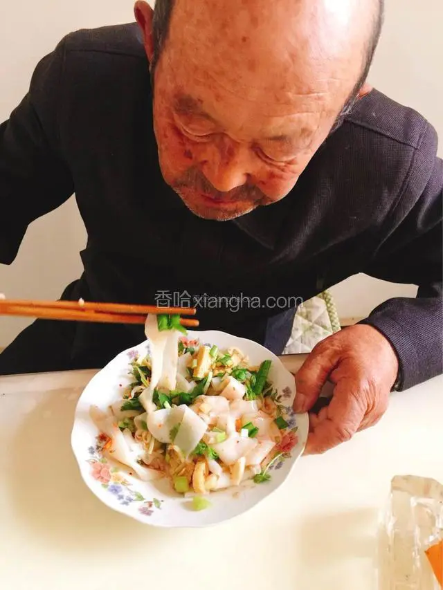 爷爷吃的很高兴！