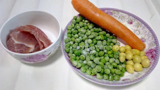 准备原料并将所有食材洗净，放入容器，备用。