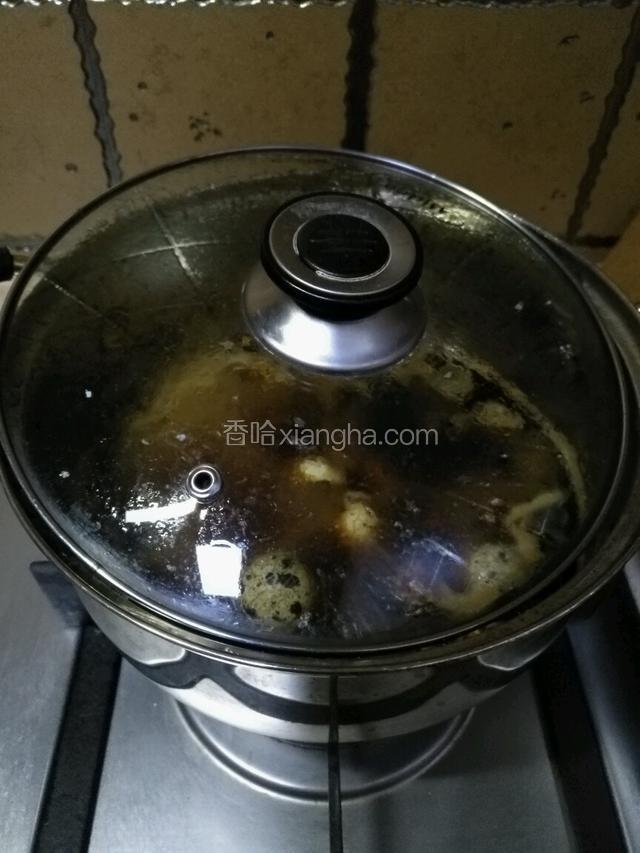 开大火煮10分钟，再转小火5分钟。盖上盖子在锅里浸泡3～4小时。或煮晚上煮的话，第二天早上吃。这样鹌鹑蛋才能充分的入味。