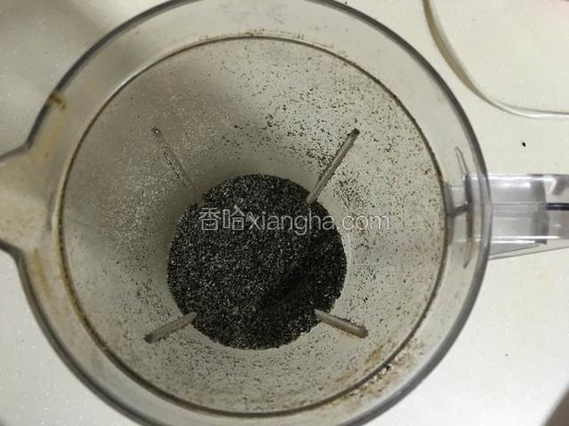 先做内馅儿：花椒、小茴香各一份炒香至微黄色，放入料理机中打成粉和盐混合成椒盐； （我的比例是1:1:1，做多了也无妨剩下做千层饼、包饺子、包子都能用了）；