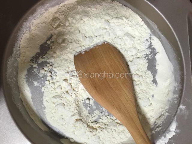 馅料中的面粉炒香至微黄色；