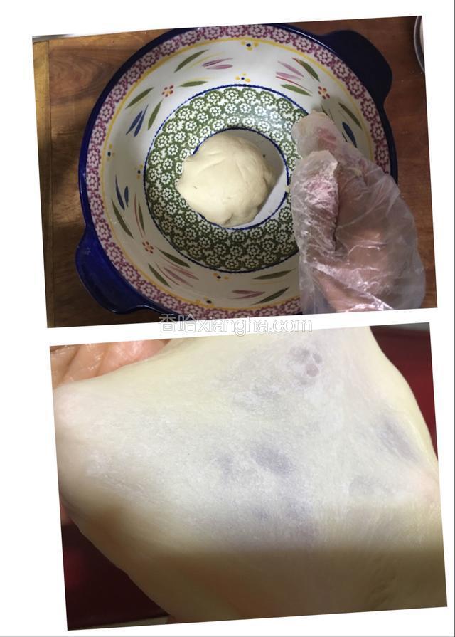 制作油皮：面粉和糖混合后加入猪油用手搓成砂粒状，再逐渐地加入水和成光滑的面团最好能拉出筋膜，盖上保鲜膜松弛半个小时备用；
