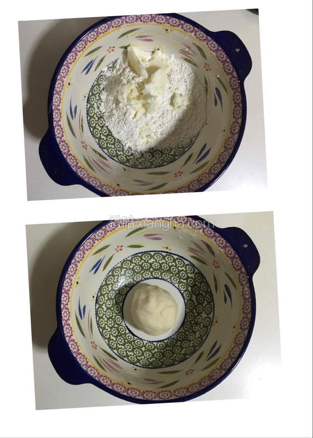 制作油酥；面粉中加入猪油用手抓成团；
