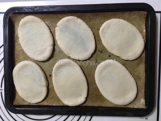 擀成椭圆形面饼、依次完成12个，排入烤盘；
