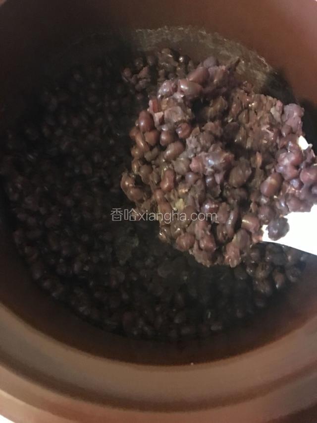 煮熟的红豆，用勺子压能压成泥，就是熟透了。