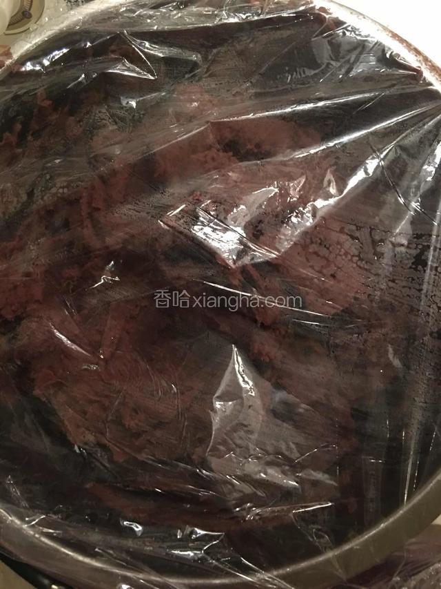 豆沙馅用容器装好，盖上保鲜膜晾凉。