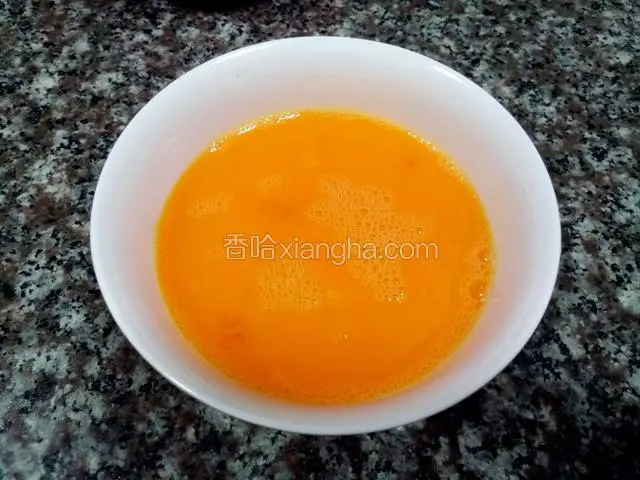 加一点点清水，和鸡蛋搅拌均匀。