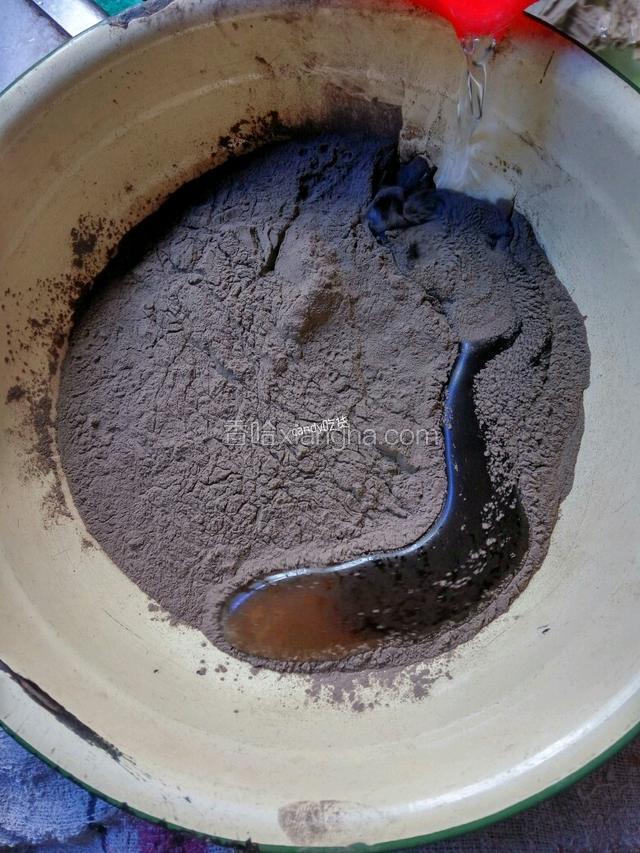 准备好龟苓膏粉，倒入水搅拌成糊状（水量没有严格限制，可以让龟苓膏粉充分溶解即可）