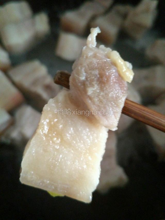 肉煮到用筷子一扎瘦肉很容易透时全部捞出备用。