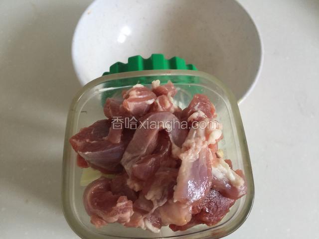 用绞肉机绞碎。