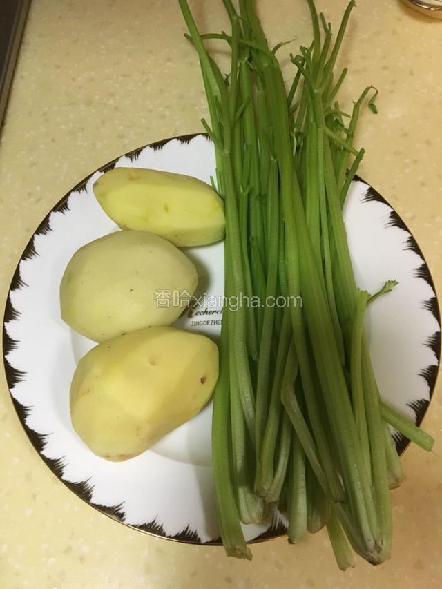 准备食材，把土豆削皮，芹菜摘叶备用。