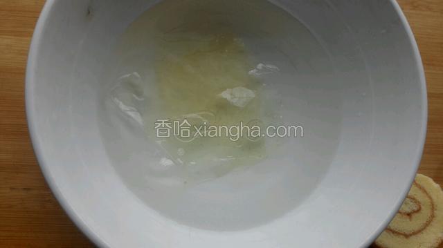 吉利丁片用冷水泡软！