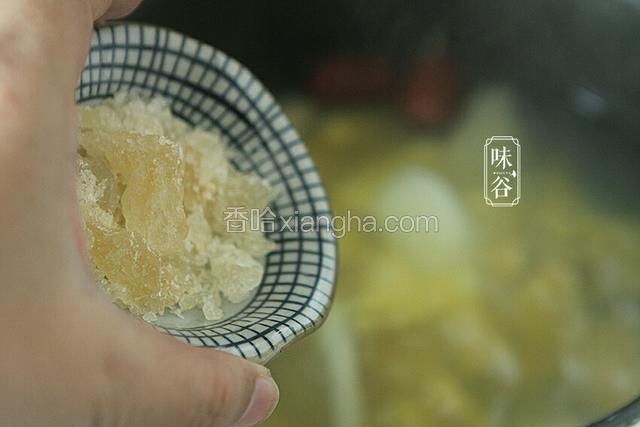 加入适量冰糖煮化，盛出即可食用。