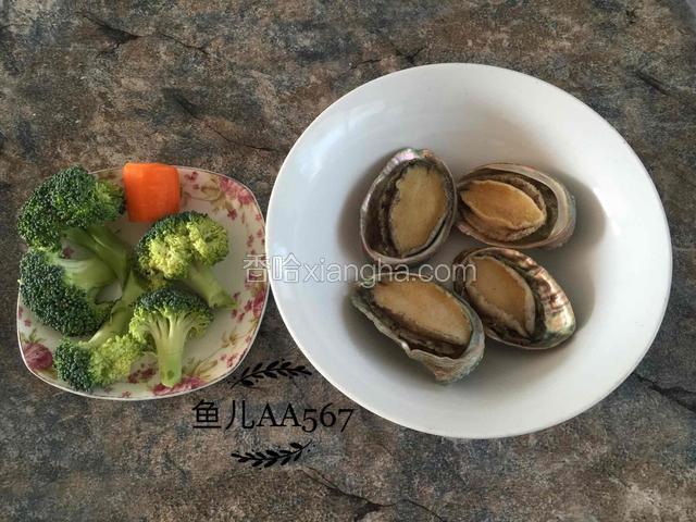 准备食材，米饭要提前蒸好。