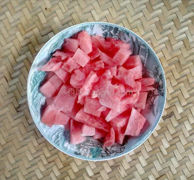 将西瓜去皮去籽，切成小块备用