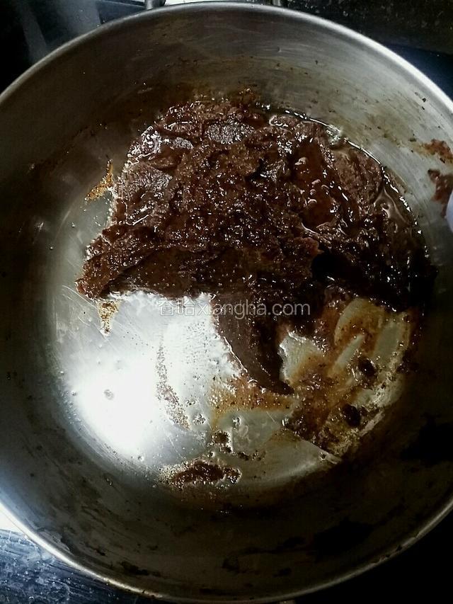 待枣泥颜色变深时，加入50g油继续翻炒
