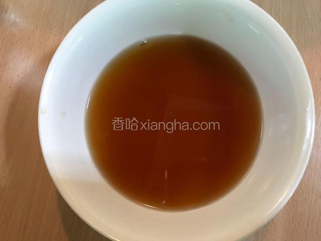 煎豆泡的时候准备一个碗，倒入适量的生抽、蚝油和料酒，加入半碗左右的清水搅拌均匀。