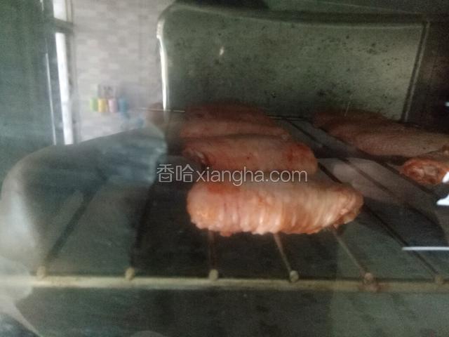 把鸡翅摆好烤15分钟拿出