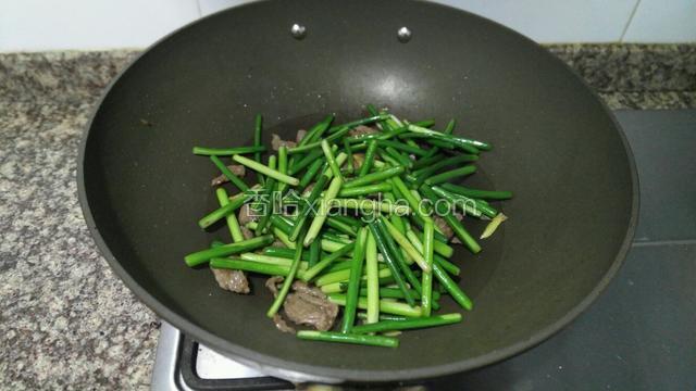 牛肉炒至变色后，放入炒好的蒜苔翻炒均匀即可。