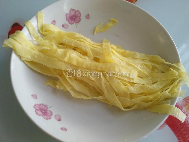 把蛋皮切成条