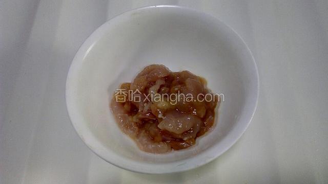 将肉切片，放入碗中，加入适量盐、生抽、水淀粉，拌匀，腌制10分钟。