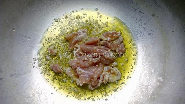 锅内放油，烧热后放入肉片，翻炒至肉片变色断生。
