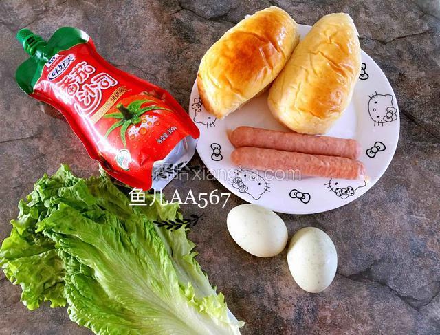 准备食材，面包是提前烤好的。